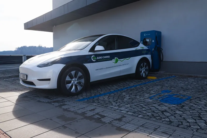Bílý AC wallbox EURO CHARGE s kabelem zapojeným do elektromobilu
