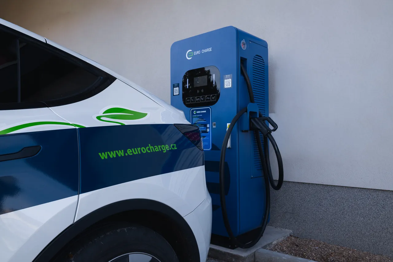 Elektromobil připojený kabelem CCS2 k modré stanici DC EURO CHARGE