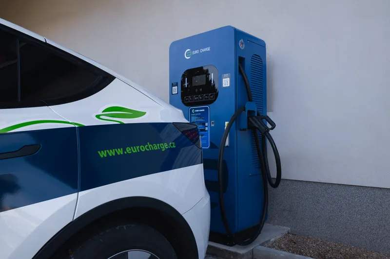 Elektromobil připojený kabelem CCS2 k modré stanici DC EURO CHARGE