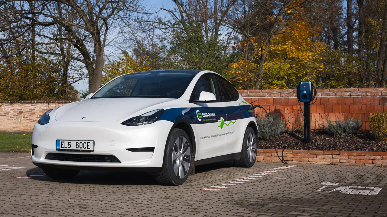 Elektromobil EURO CHARGE u wallboxu na parkovišti