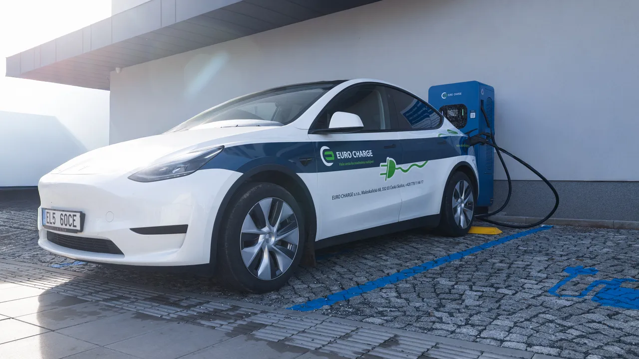 Elektromobil u rychlonabíjecí stanice DC EURO CHARGE před budovou