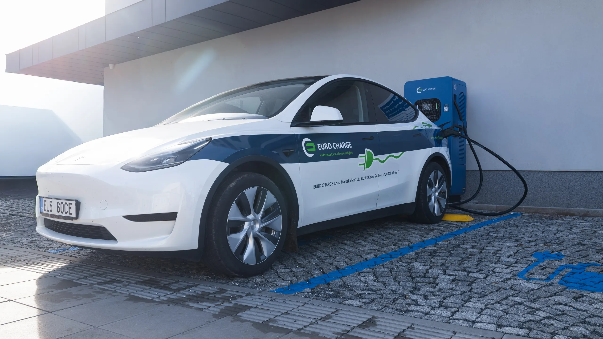 Elektromobil u veřejné stanice DC EURO CHARGE