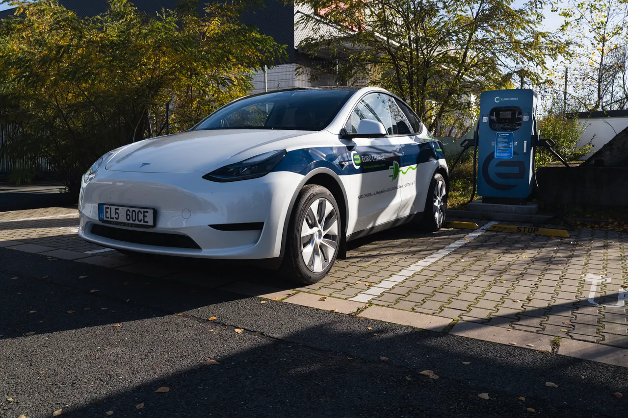 Elektromobil EURO CHARGE u wallboxu na sloupku, parkoviště Lázní Velichovky