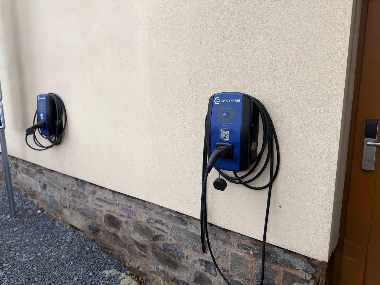 Dva modré wallboxy EURO CHARGE vedle sebe na zdi