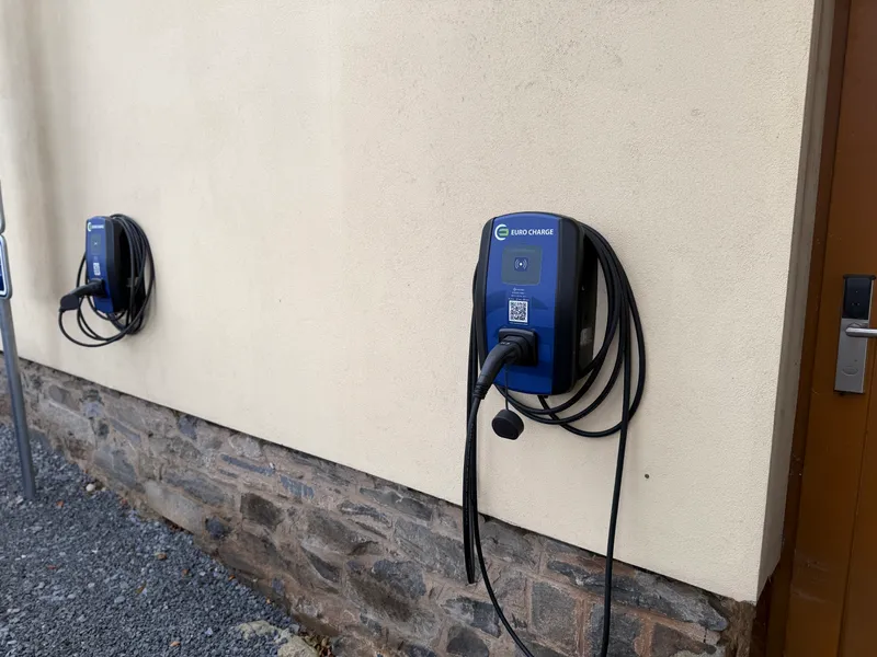 Dva modré wallboxy EURO CHARGE vedle sebe na zdi