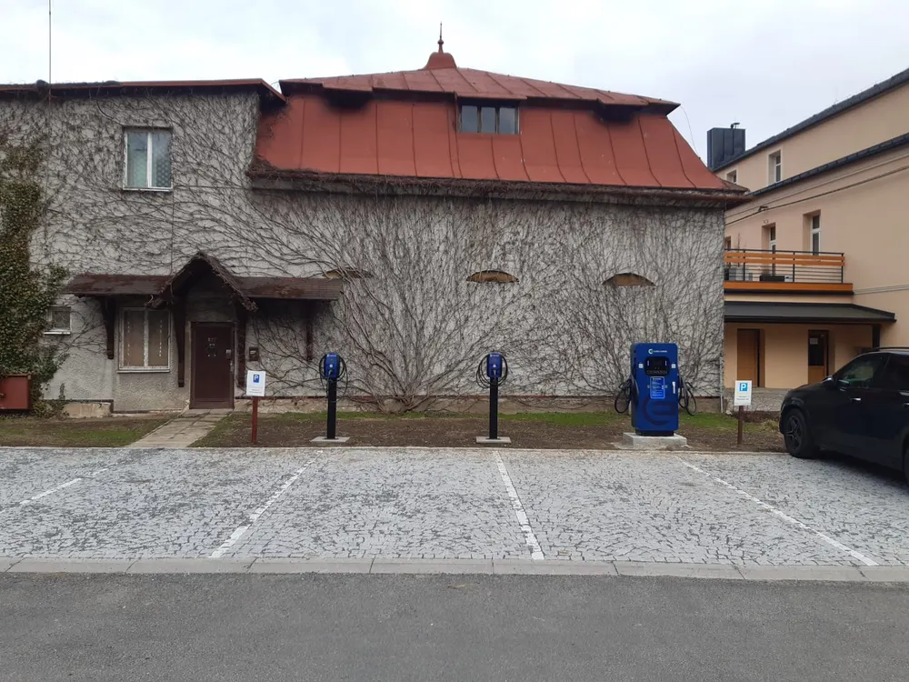 Hotel Lípa v Lipové-lázních s nabíjecími stojany před vchodem