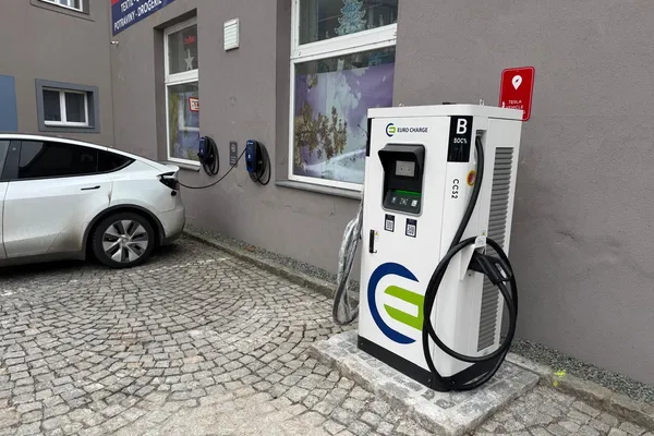 Stanice DC+ EURO CHARGE před budovou Elektro-comp v České Skalici