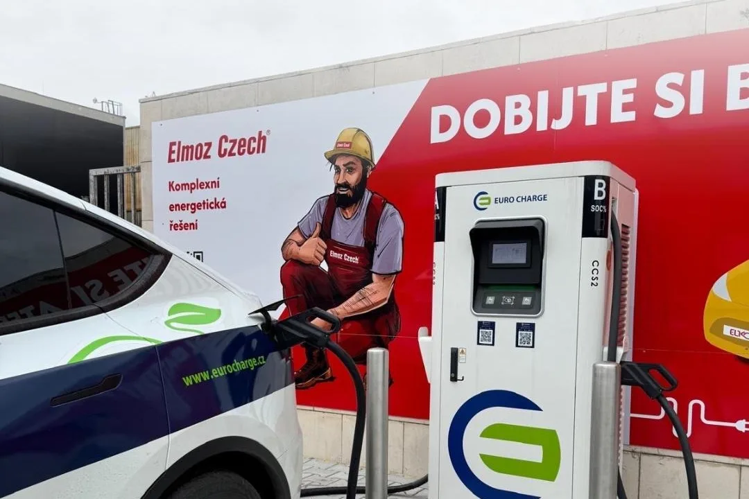 Elektromobil nabíjí u stanice EURO CHARGE u Elmoz Czech v Benešově