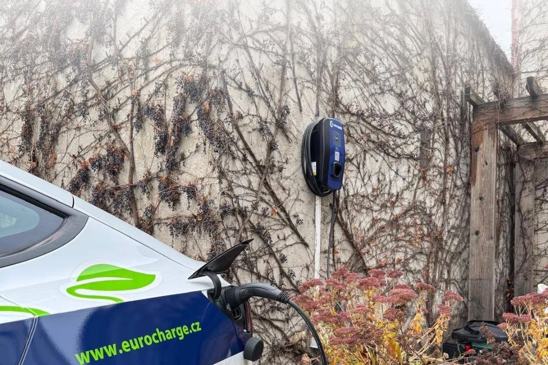 Elektromobil u wallboxu u Hotelu City City v Ostravě