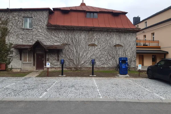 Hotel Lípa v Lipové-lázních s nabíjecími stojany před vchodem