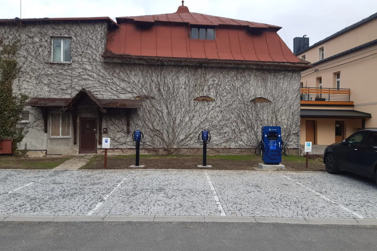 Hotel Lípa v Lipové-lázních s nabíjecími stojany před vchodem