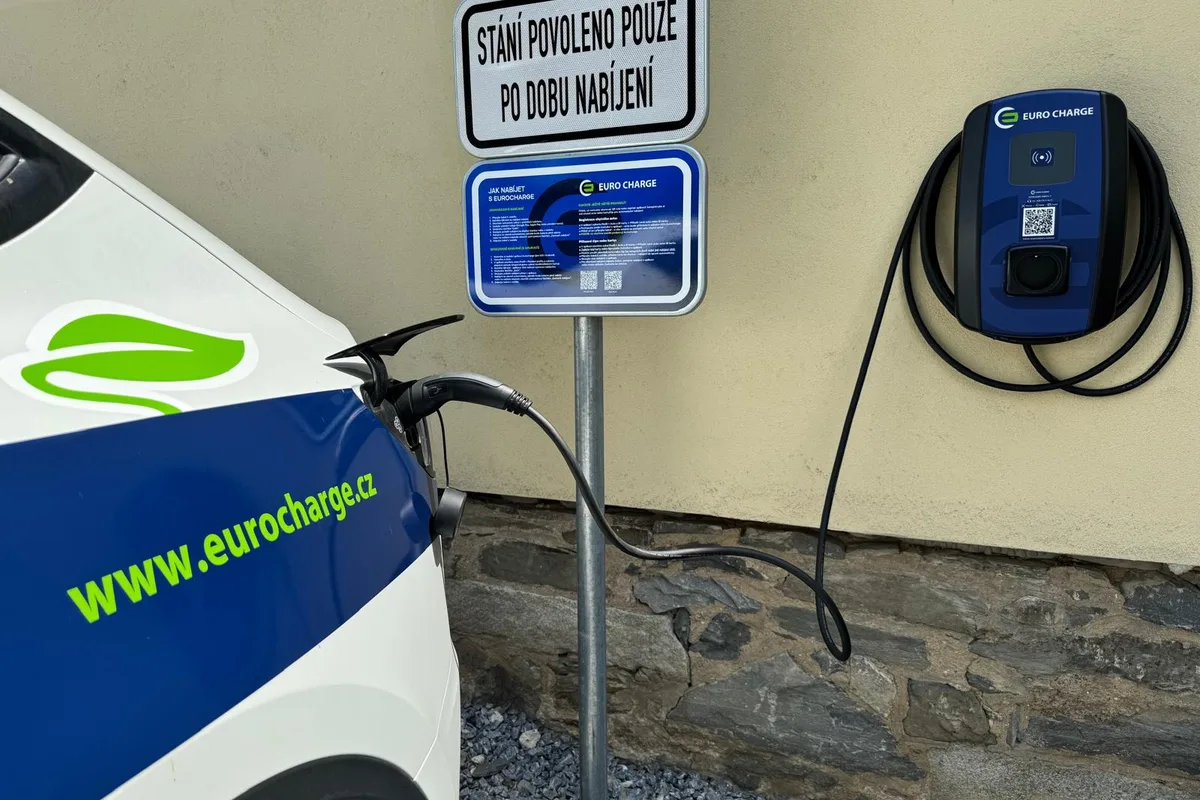 Elektromobil u wallboxu u Hotelu Praděd Thamm ve Zlatých Horách
