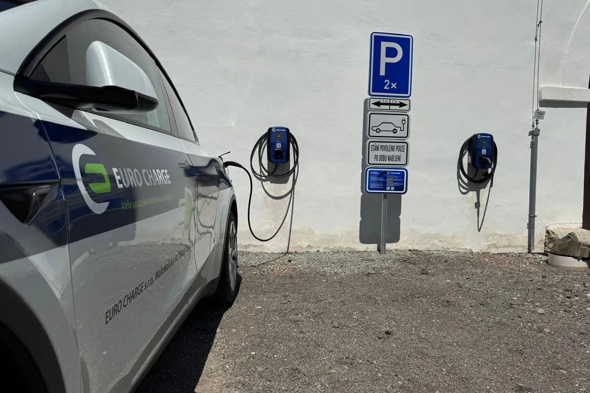 Elektromobil u wallboxu u Hotelu Rýzmburk v Žernově
