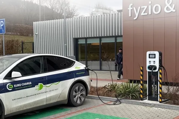 Nabíjecí stání s wallboxem u Kapka resortu ve Lhotě u Vsetína