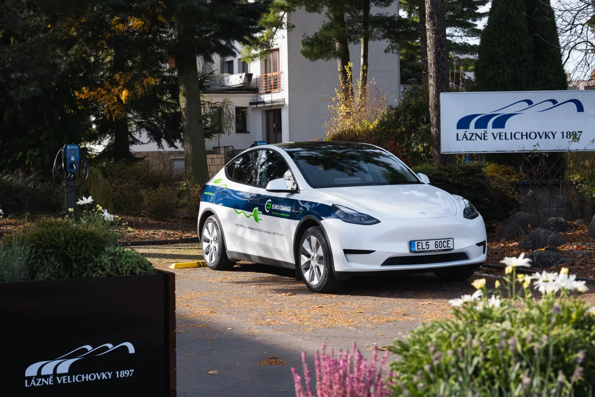 Elektromobil EURO CHARGE u vstupu do Lázní Velichovky