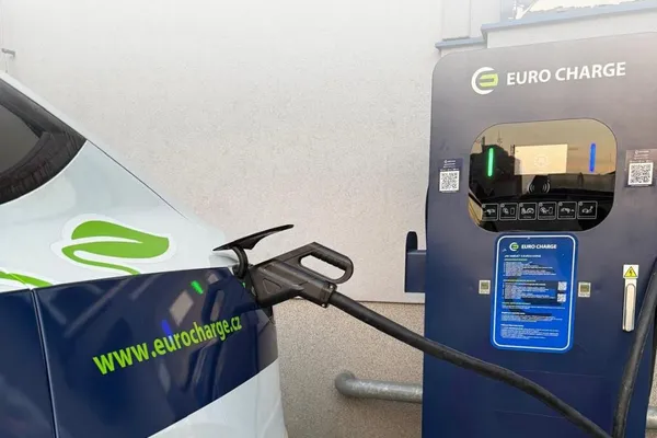 Rychlonabíjecí stanice DC EURO CHARGE u obchodní pasáže Kamenice v Náchodě