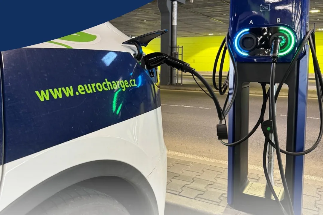 Rychlonabíjecí stanice EURO CHARGE na parkovišti Orlice Park Shopping v Hradci Králové