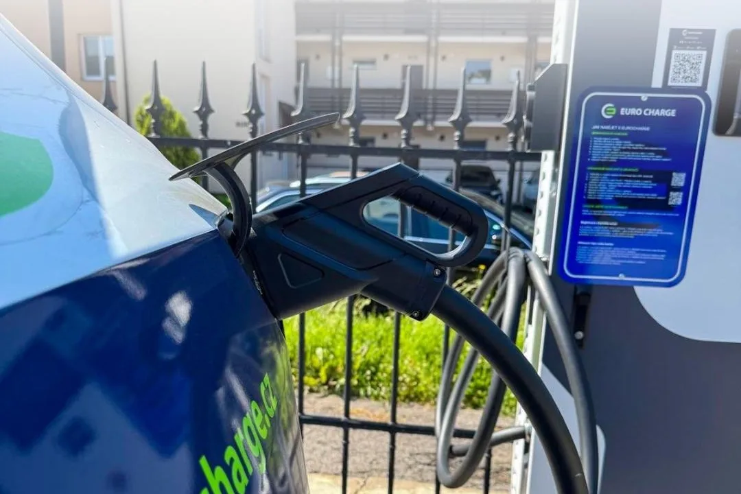 Nabíjecí stanice DC+ a AC EURO CHARGE u areálu ORT Nový Bydžov v Hořicích
