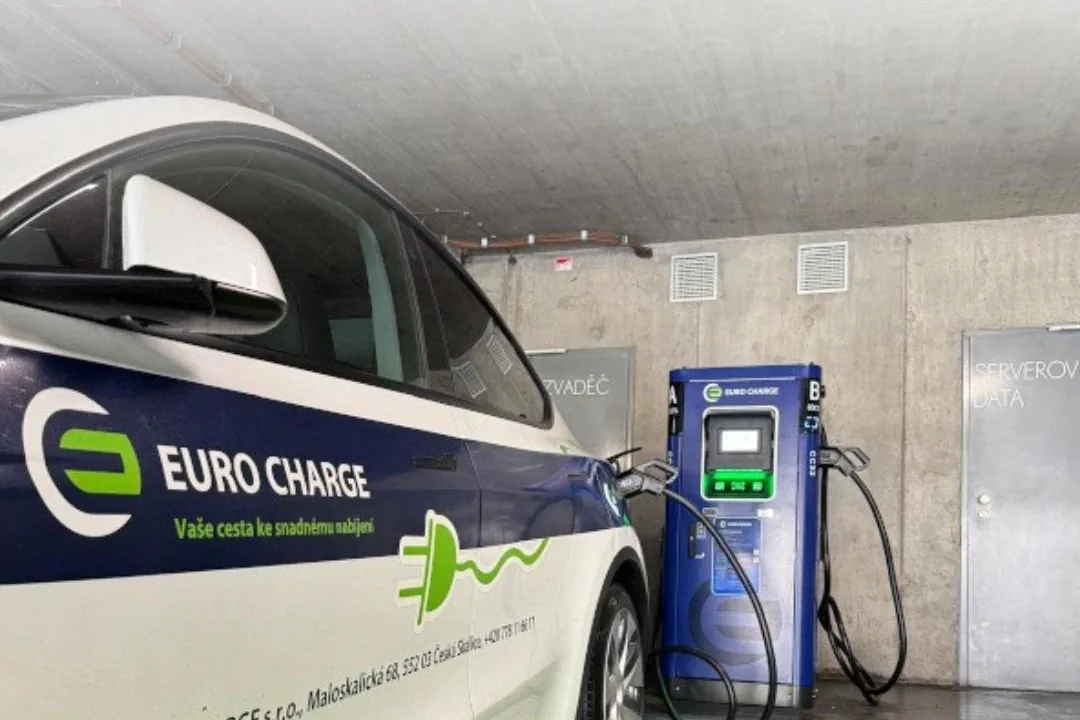 Nabíjecí stanice EURO CHARGE v parkovacím domě Jana Gayera v Hradci Králové