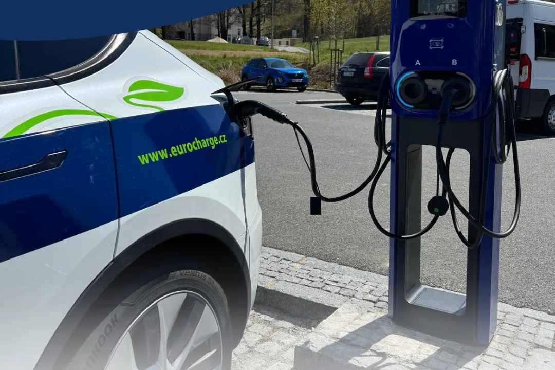 Nabíjecí stanice EURO CHARGE na velkém parkovišti Schrothových léčebných lázní v Lipové-lázních