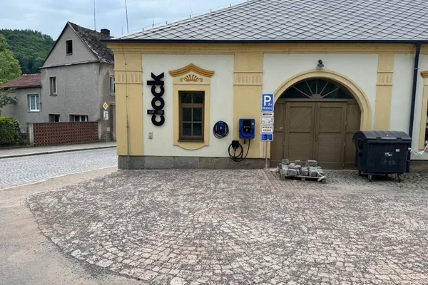 Nabíjecí stanice EURO CHARGE u Pivnice Clock v Potštejně