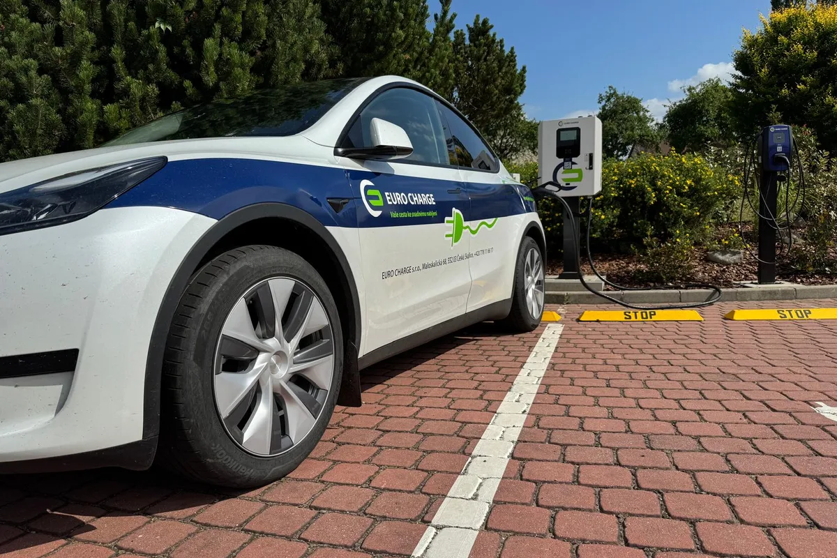 Elektromobil u nabíjecích stání Resortu K-Triumf ve Velichovkách