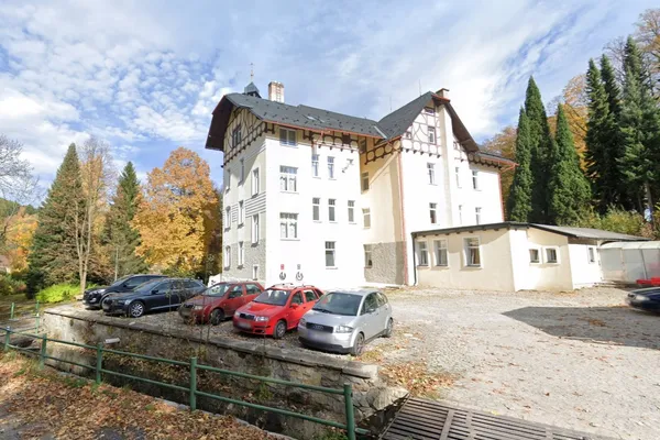 Villa Grohmann v Lipové-lázních s parkovištěm a nabíjením
