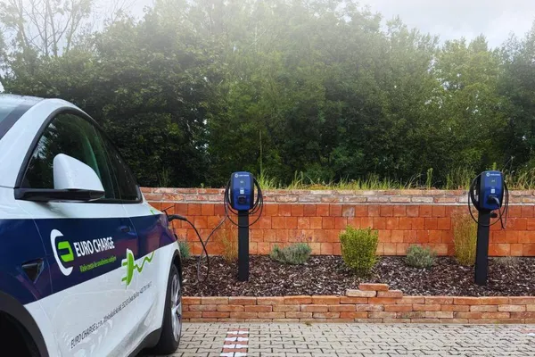 Elektromobil u wallboxu v Saunové zahradě Salori v Hradci Králové