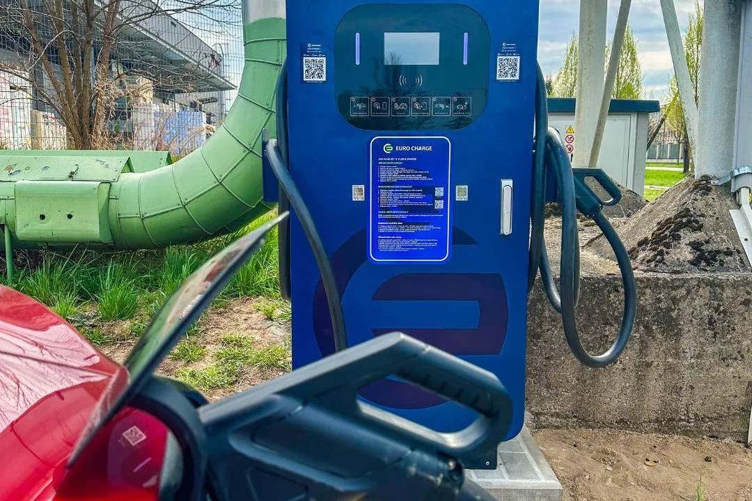 Rychlonabíjecí stanice DC+ EURO CHARGE u pobočky Sonepar v Hradci Králové