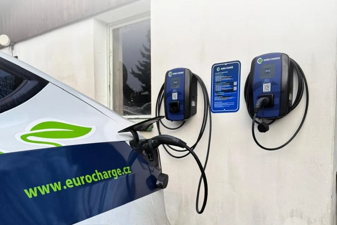 Dva wallboxy EURO CHARGE na stěně, Deštné v Orlických horách