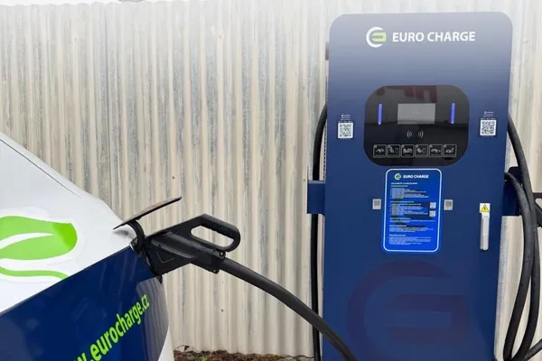 Rychlonabíjecí stanice DC EURO CHARGE ve WLC Parku v Hradci Králové