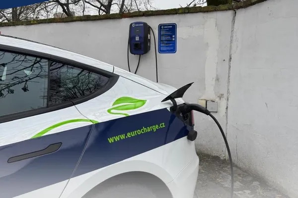 Elektromobil nabíjí u wallboxu u Zámku Zábřeh v Ostravě